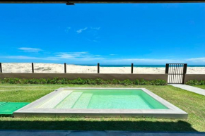 Beachfront Duplex #A10 em Barro Preto by Carpediem